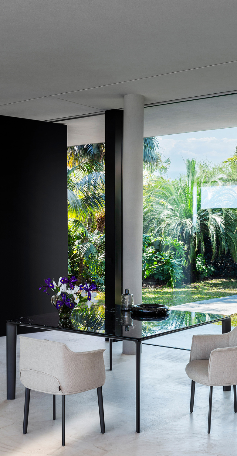 Homey | 桌子 Poltrona Frau Homey 设计餐桌,压铸铝腿,大理石或木质桌面,紧凑且手工打造