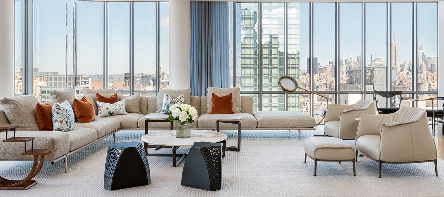 Hudson | 咖啡桌 Poltrona Frau Hudson 咖啡桌,枪灰色金属结构,Saddle 全粒面与镂空皮革包覆,对比缝线与手工细节