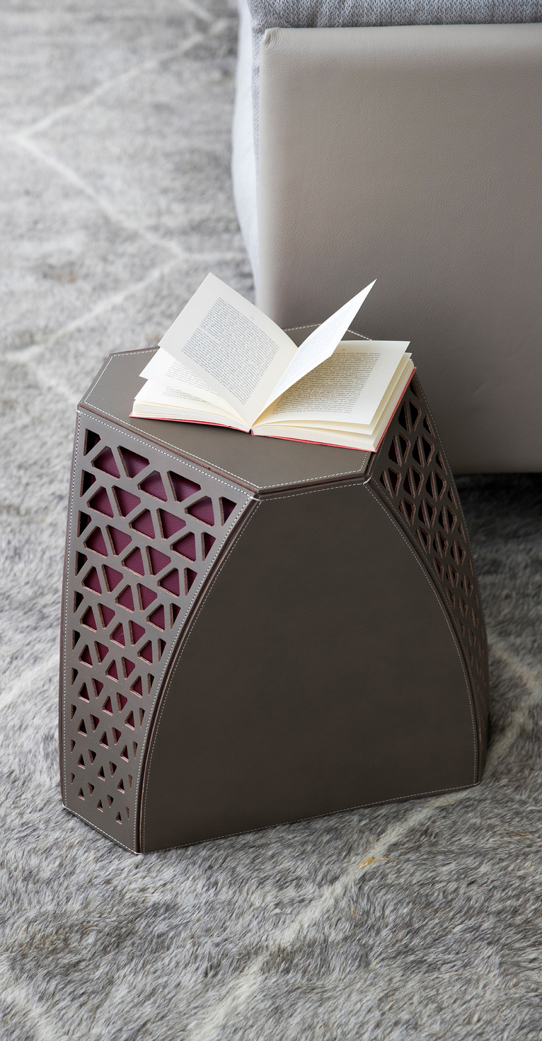 Hudson | 咖啡桌 Poltrona Frau Hudson 咖啡桌,枪灰色金属结构,Saddle 全粒面与镂空皮革包覆,对比缝线与手工细节