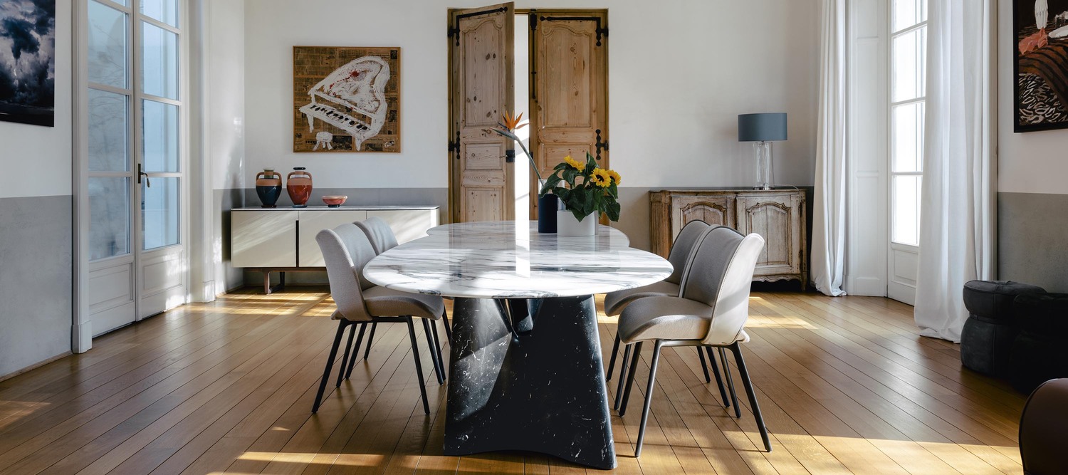 Infinitamente | 桌子 Poltrona Frau Infinitamente 限量餐桌,光面 Bianco Levigliani 大理石台面,手工雕刻 Nero Marquinia 大理石底座,独特意大利设计