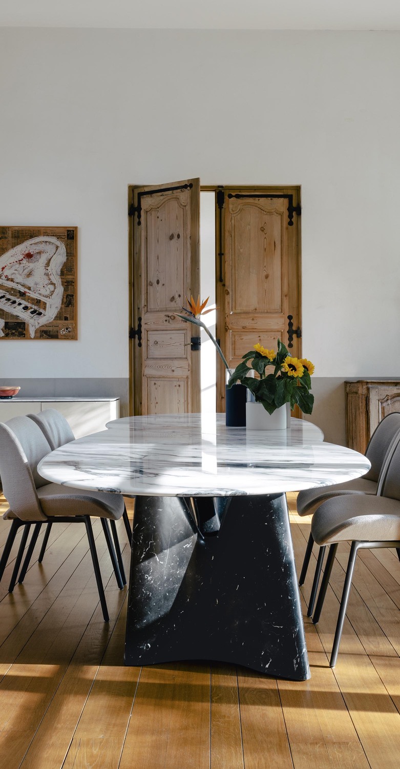 Infinitamente | 桌子 Poltrona Frau Infinitamente 限量餐桌,光面 Bianco Levigliani 大理石台面,手工雕刻 Nero Marquinia 大理石底座,独特意大利设计