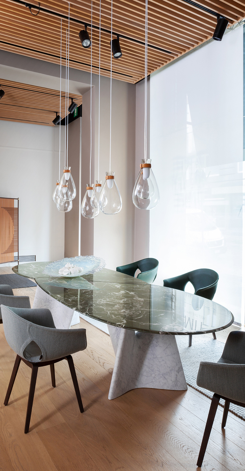 Infinito | 桌子 Poltrona Frau Infinito 限量餐桌,错位双椭圆大理石台面,卡拉拉大理石雕塑底座,签名编号设计