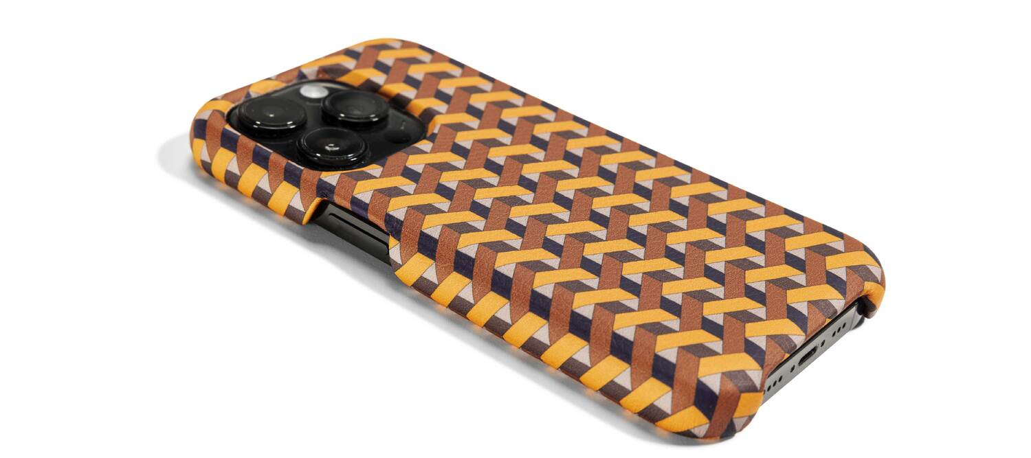 Gli Oggetti | iPhone 14 pro 保护套 Poltrona Frau iPhone 14 Pro 皮革保护壳,Pelle Frau® Colorsphere Motif Weavers,专属配色,棕色超细纤维内衬,优雅耐用设计