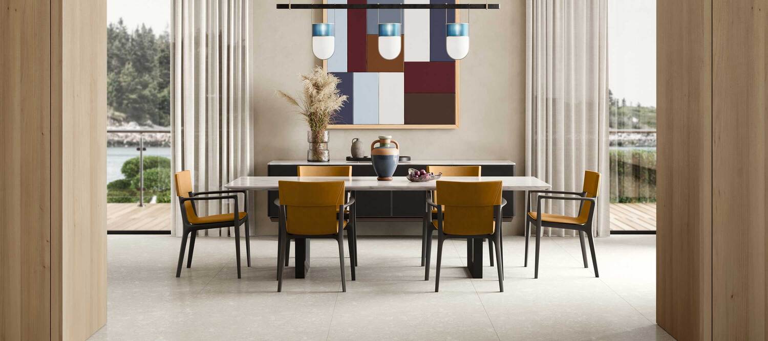 Poltrona Frau Isadora 扶手椅，摩卡色白蜡木结构，净切 Saddle Extra 皮革包覆，手工对比缝线