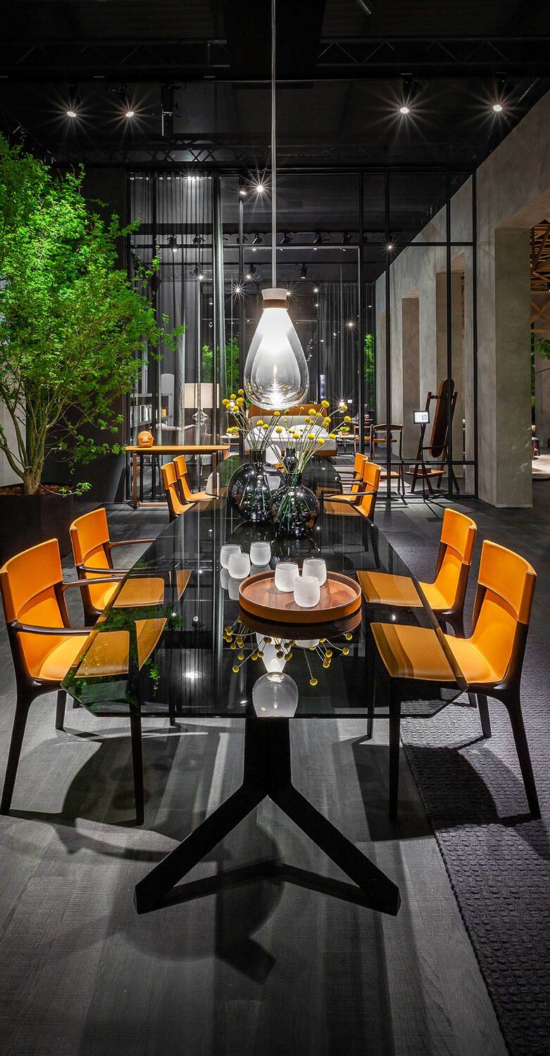 Isadora | 椅子 Poltrona Frau的Isadora椅,結構優雅,包覆Pelle Frau®。