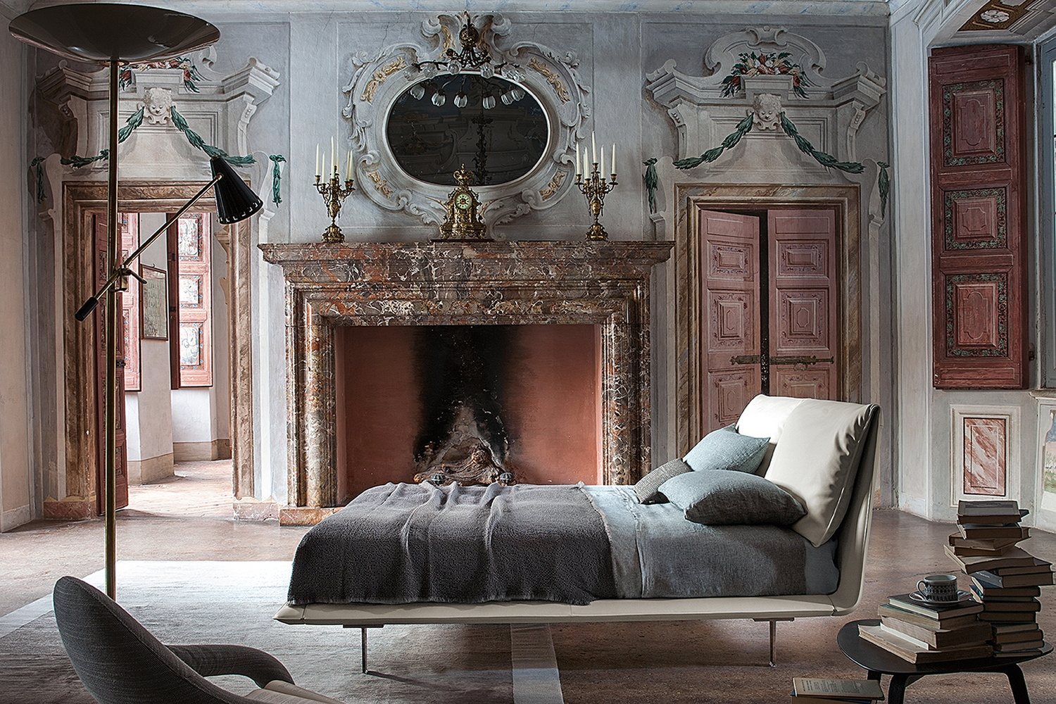 Poltrona Frau的John John床具，配有软包床头板和皮革饰面。