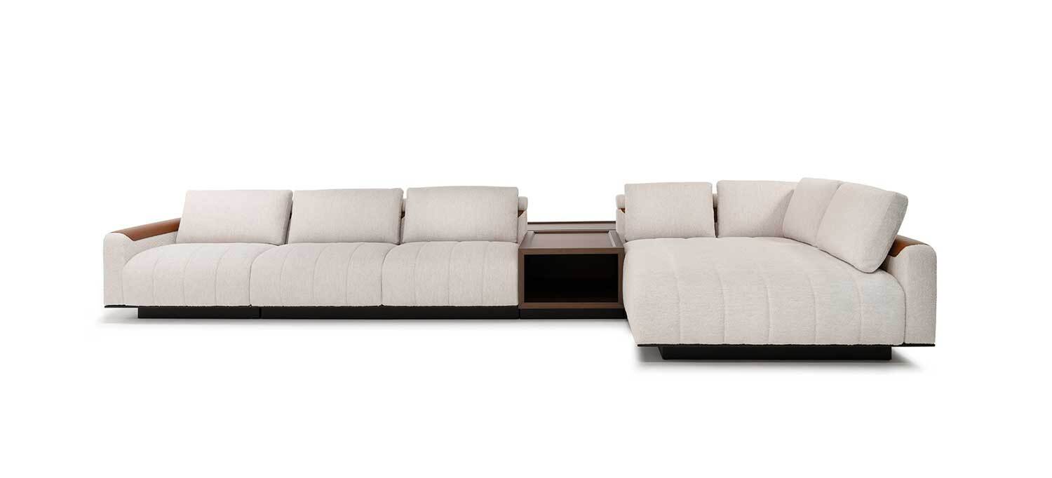 Poltrona Frau Karin米色布料轉角沙發，搭配棕色皮革嵌件與深色木質整合邊桌，義大利奢華設計，手工工藝與優雅空間的極致舒適