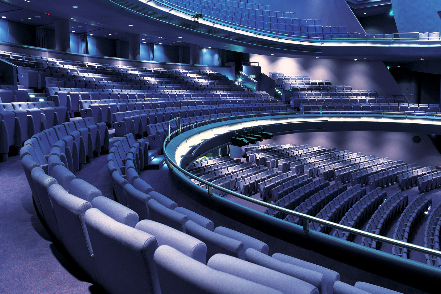 L-C | 扶手椅 Poltrona Frau 的 L-C 座椅:优雅紧凑的设计,坚固的木质结构与可折叠机制,适用于高雅的公共空间。