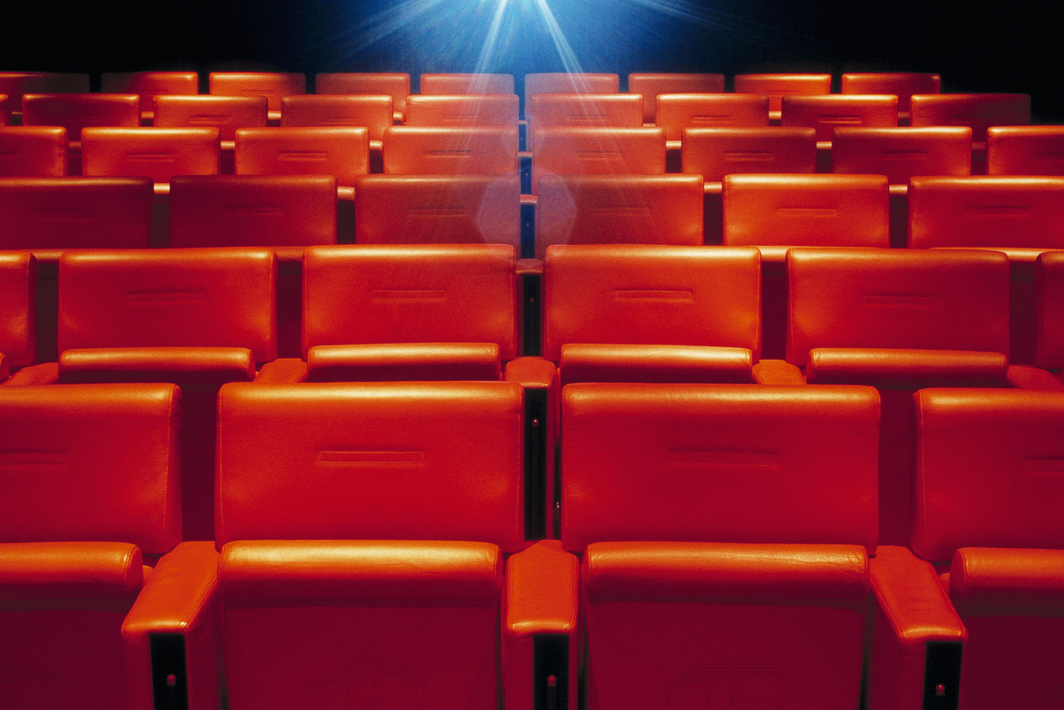 Le Big | 扶手椅 Poltrona Frau 的 Le Big 扶手椅,将饱满的体量与低调的优雅相结合,配备自动调节机制,带来卓越舒适体验。