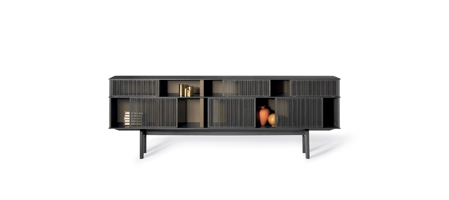 Lloyd | ハイキャビネット Lloyd High Cabinet by Poltrona Frau、無垢オーク材とサドルレザー、手作業のスライドグリル、現代イタリアデザインと高品質な職人技