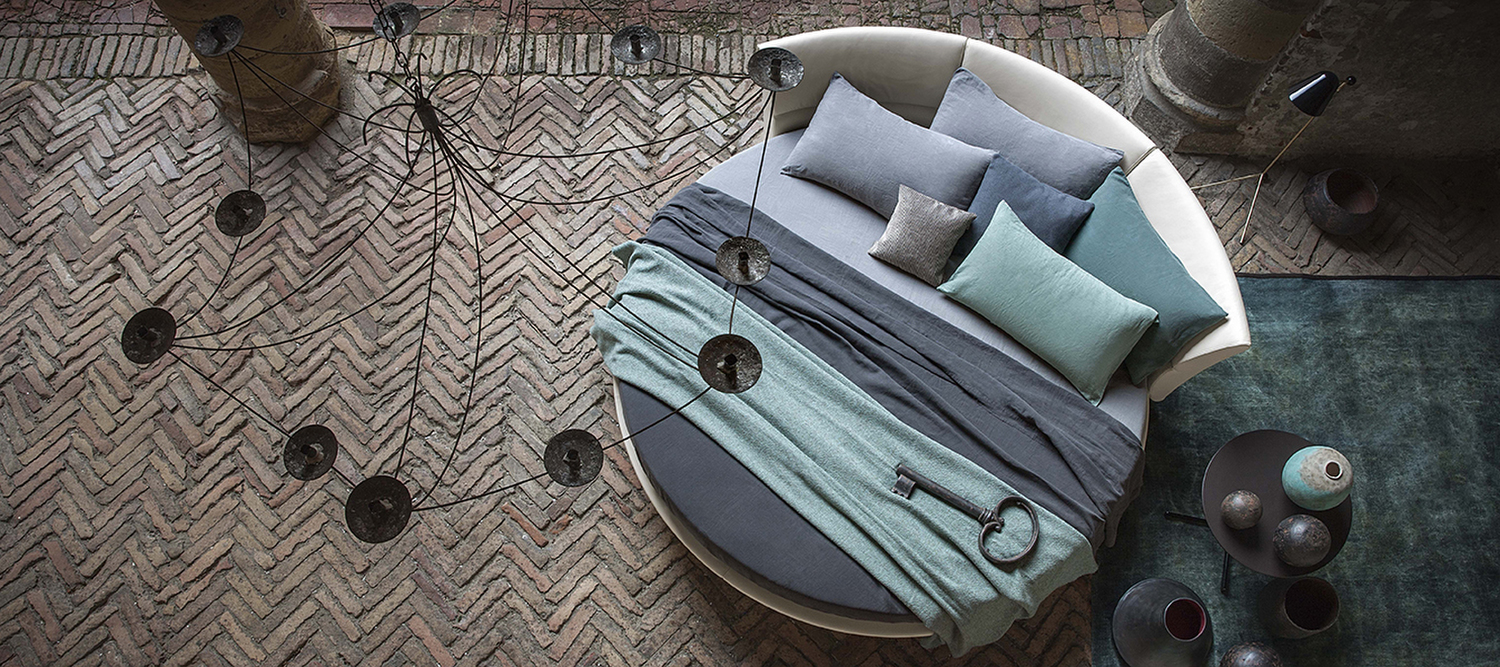 Lullaby Due | Letto + Lenzuola Letto rotondo Lullaby Due Poltrona Frau, testata girevole 360°, profilo alare, rivestimento Pelle Frau®, design di lusso italiano