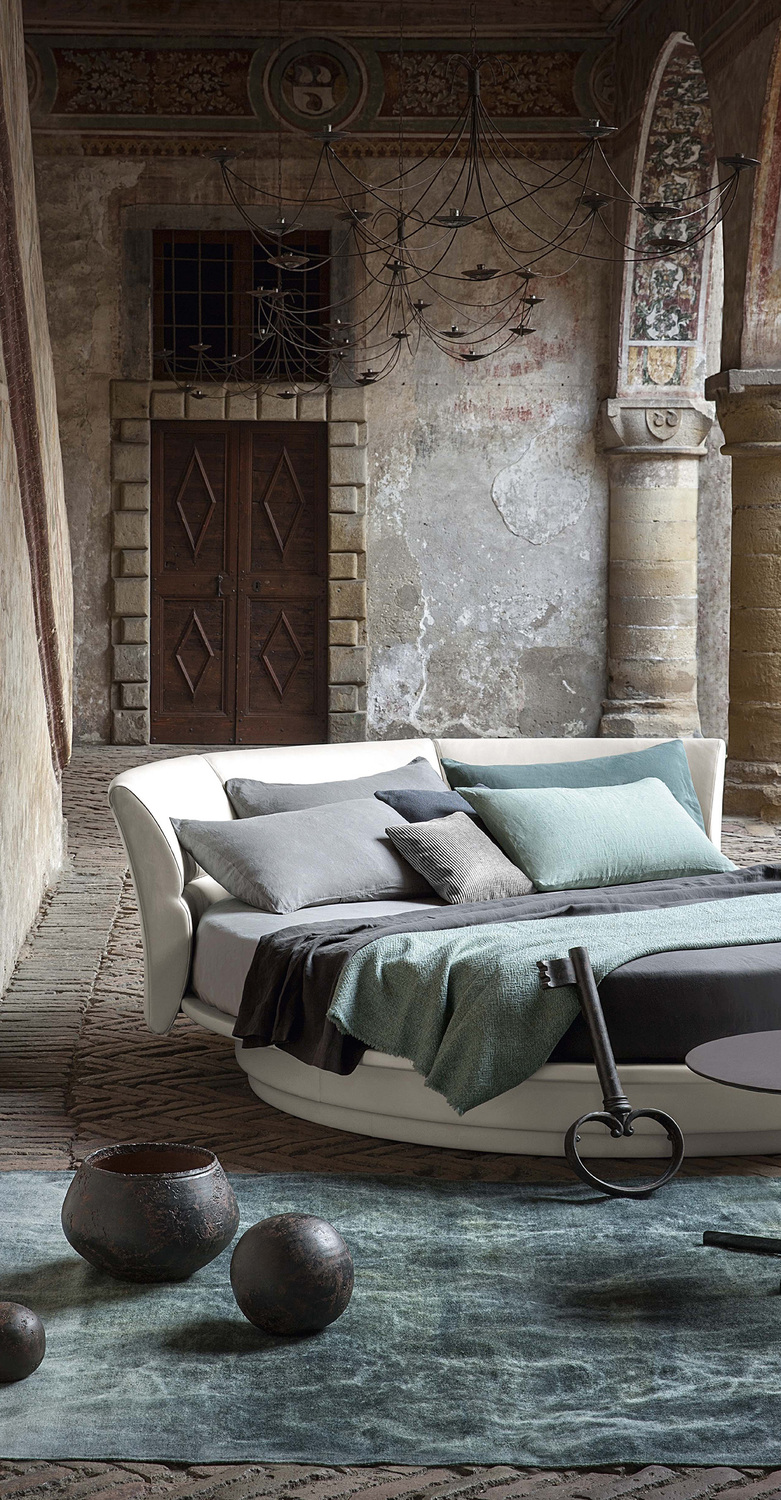 Lullaby Due | Letto + Lenzuola Letto rotondo Lullaby Due Poltrona Frau, testata girevole 360°, profilo alare, rivestimento Pelle Frau®, design di lusso italiano