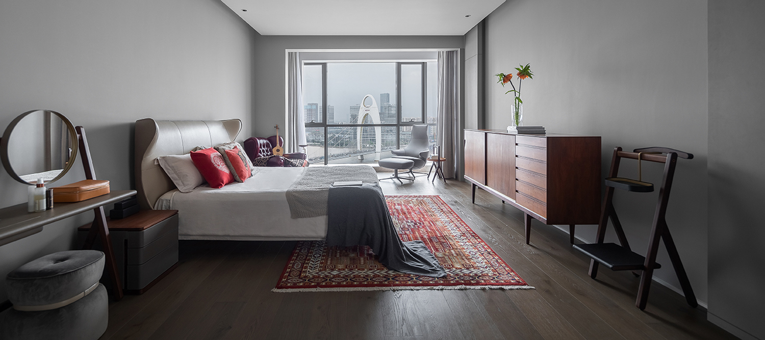 Poltrona Frau Mamy Blue床，雕塑感床头板，Cuoio Saddle Extra与Pelle Frau®皮革，摩卡或乌木色梣木床脚，对比缝线，意大利奢华设计