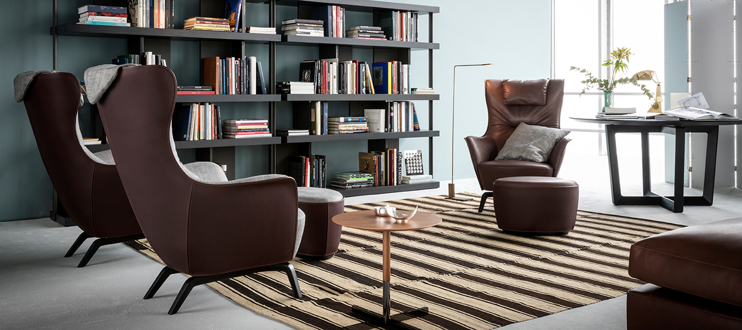 Poltrona Frau Mamy Blue床，雕塑感床头板，Cuoio Saddle Extra与Pelle Frau®皮革，摩卡或乌木色梣木床脚，对比缝线，意大利奢华设计 Poltrona Frau Mamy Blue脚凳，榉木和桦木结构，Pelle Frau®皮革或织物包覆，意大利奢华工艺