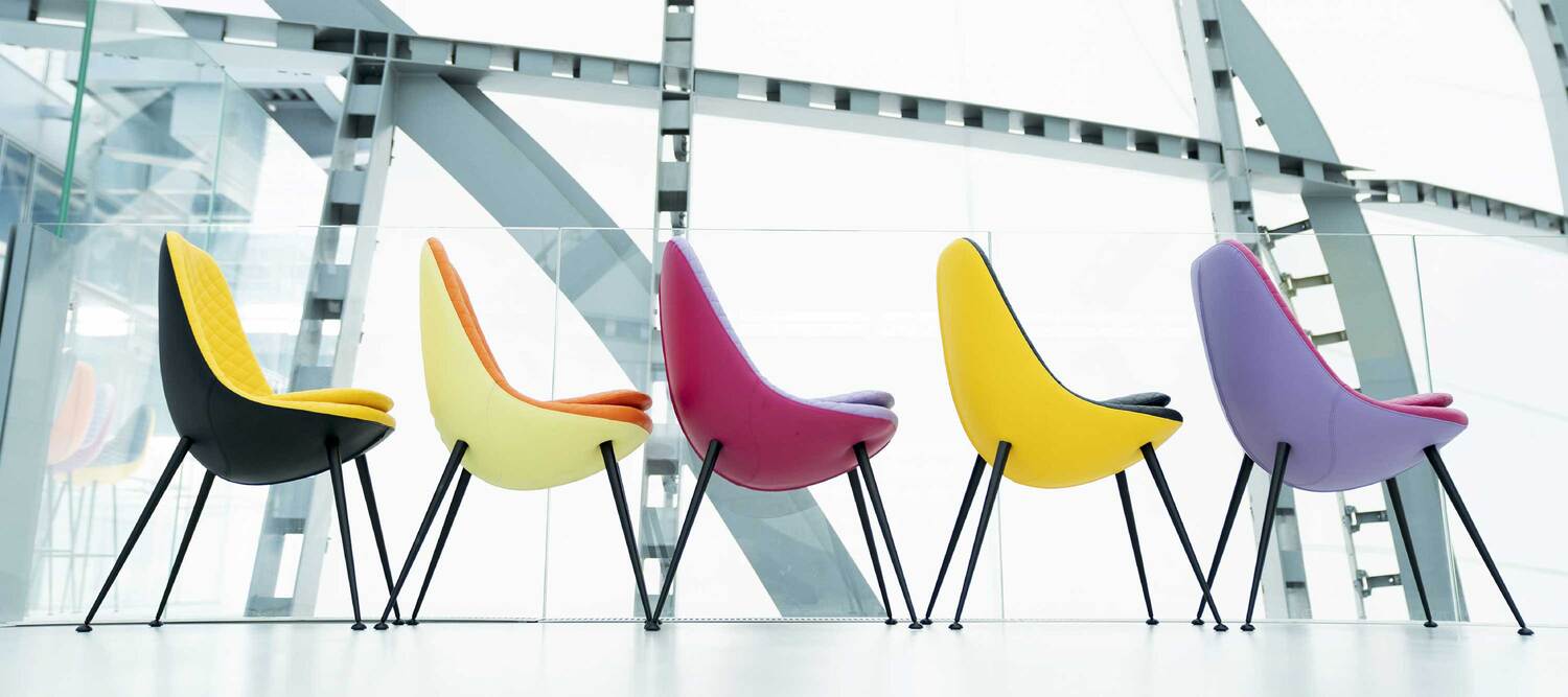 Margherita | 椅子 Poltrona Frau 的 Margherita 椅子,以花瓣为灵感设计,将优雅与舒适相融合,配有锥形金属椅腿和柔软坐垫。