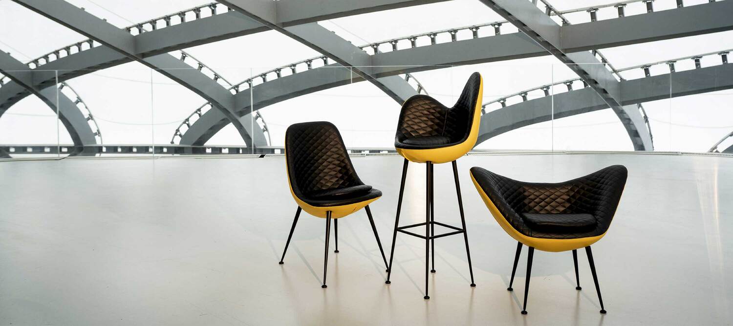 Margherita | 凳子 Poltrona Frau 的 Margherita 高脚凳诠释花瓣的优雅:柔软坐垫配菱形缝线,搭配锥形金属结构,展现精湛工艺与现代舒适的完美融合。