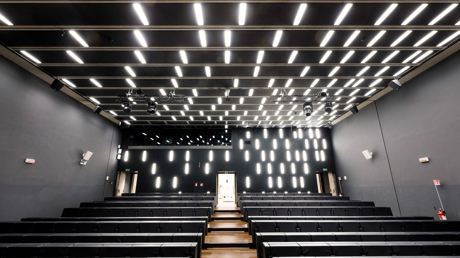 Poltrona Frau 为罗马 MAXXI 博物馆打造：采用 Pelle Frau® 皮革的定制座椅，以极简设计融合舒适、优雅与博物馆功能性。