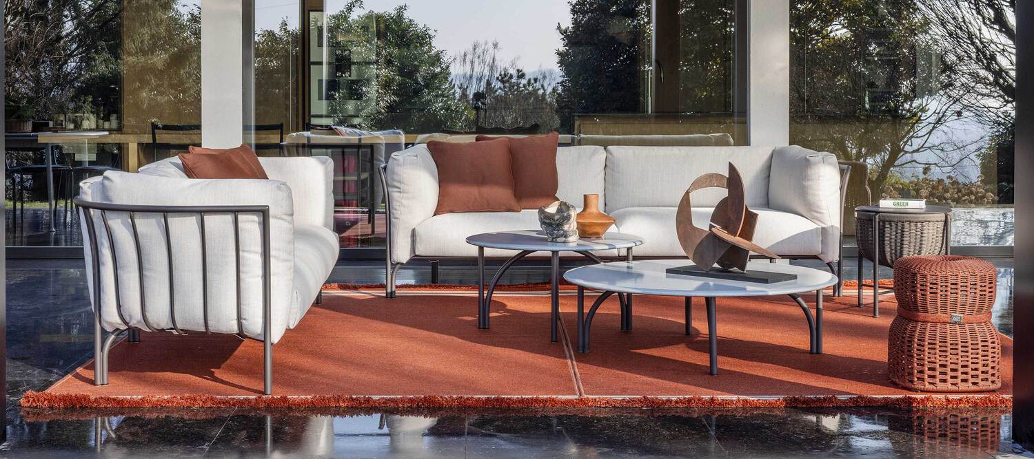 Mirabell | 沙发 Poltrona Frau Mirabell Sofa,浮雕粉末涂层铝结构,可拆卸Pelle Frau® Outdoor或织物坐垫,现代户外设计,意大利奢华工艺