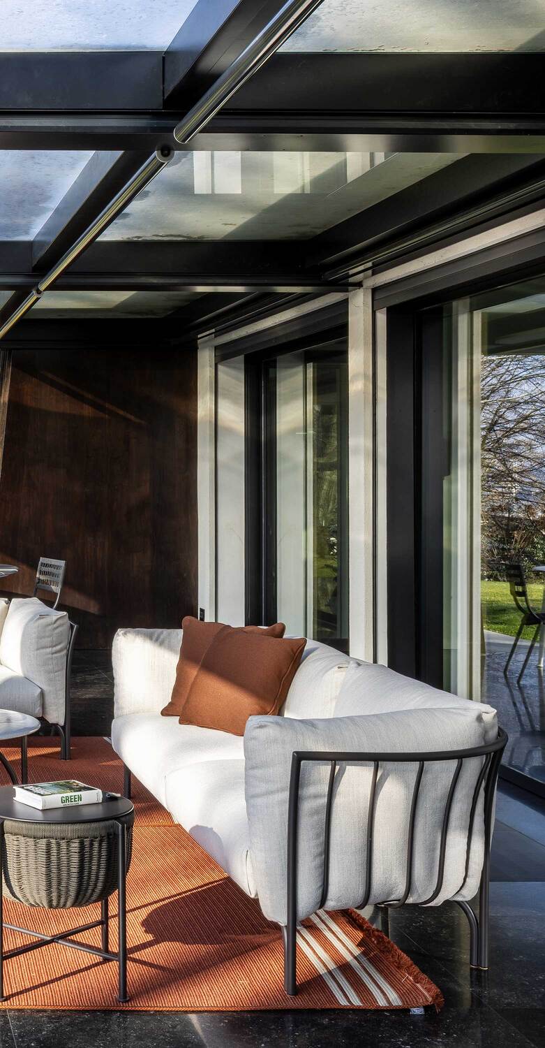 Mirabell | 沙发 Poltrona Frau Mirabell Sofa,浮雕粉末涂层铝结构,可拆卸Pelle Frau® Outdoor或织物坐垫,现代户外设计,意大利奢华工艺