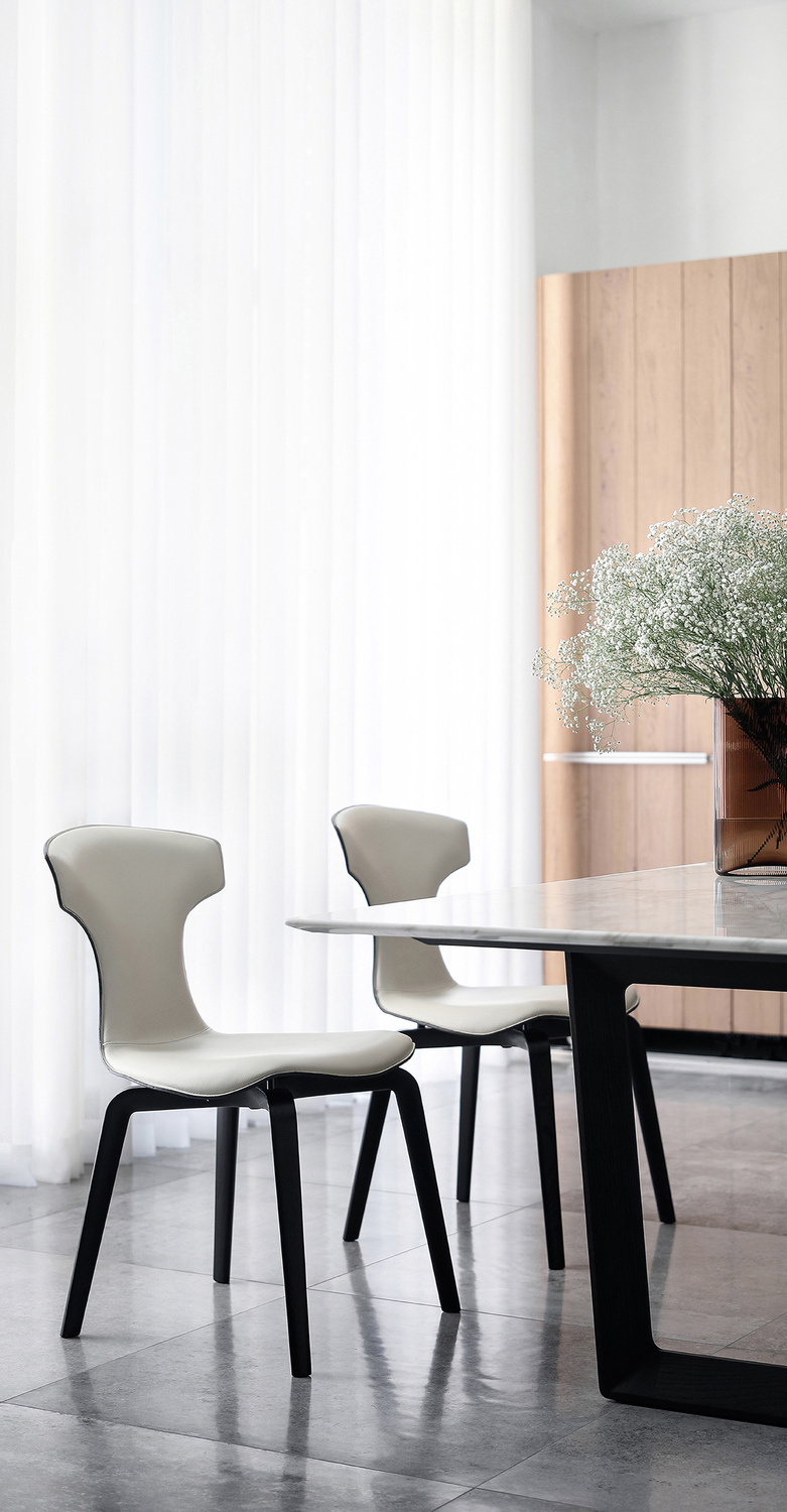 Montera | 椅子 Poltrona Frau Montera椅,模压聚氨酯外壳,内侧Pelle Frau®皮革,外侧Saddle Extra,乌金木色白蜡木腿