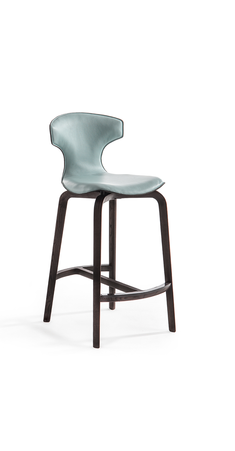 Montera | 凳子 Poltrona Frau Montera H66高脚椅,弯曲多层木壳体,内侧Pelle Frau®皮革,外侧Saddle Extra,乌金木色白蜡木腿