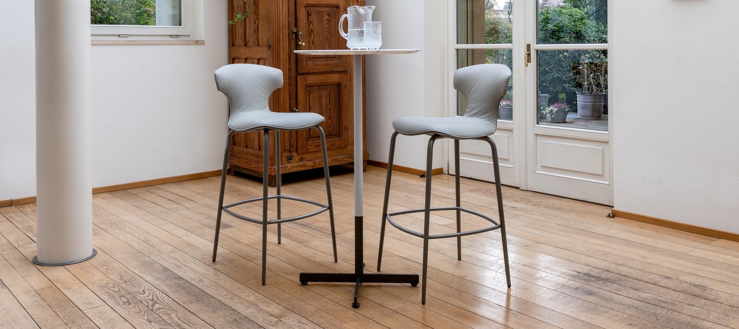 Montera Mas | Stool with metal base Montera MAS stool by Poltrona Frau with rigid polyurethane shell, Pelle Frau® leather upholstery, tubular steel legs and footrest ring, Italian luxury design