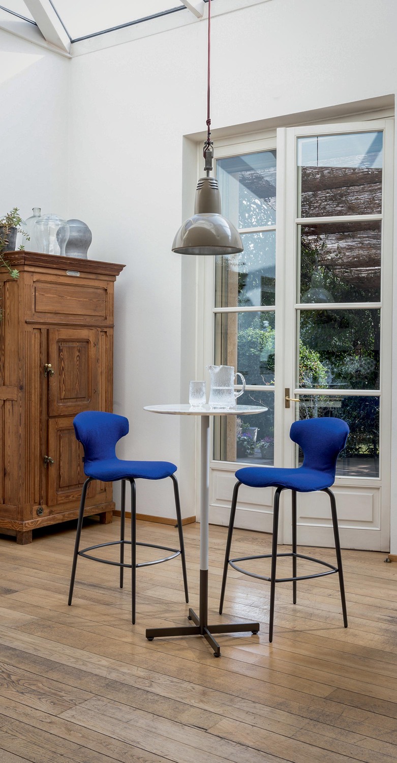 Montera Mas | Stool with metal base Montera MAS stool by Poltrona Frau with rigid polyurethane shell, Pelle Frau® leather upholstery, tubular steel legs and footrest ring, Italian luxury design