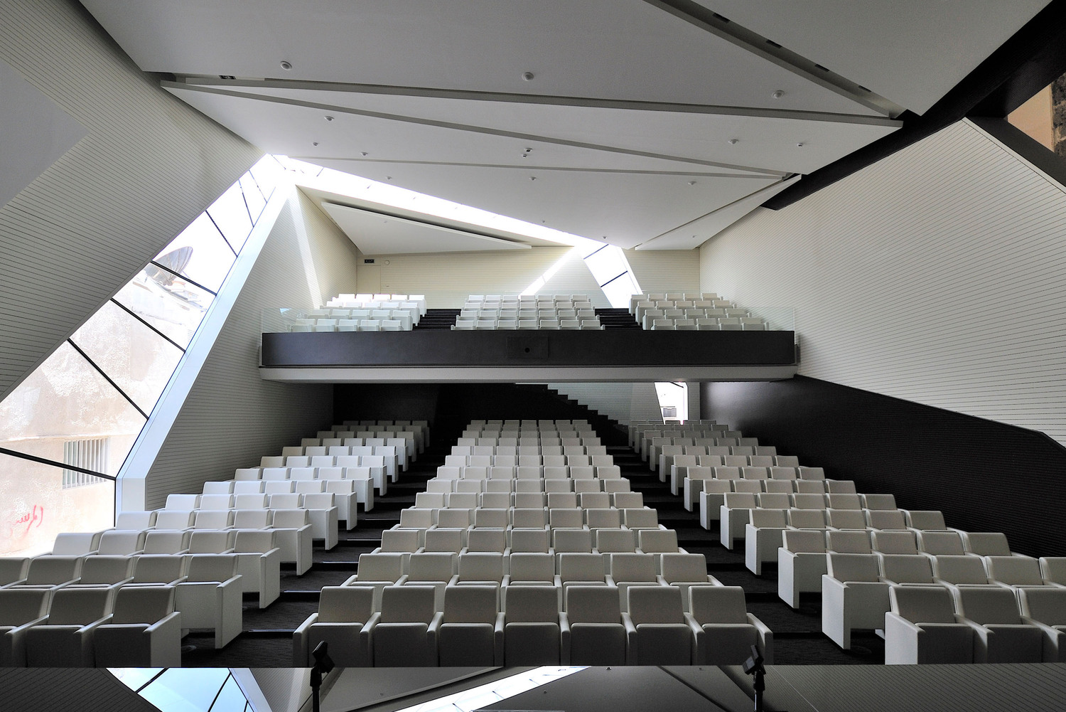 Museum | 扶手椅 Poltrona Frau的Museum扶手椅,手工缝线,经典永恒设计。