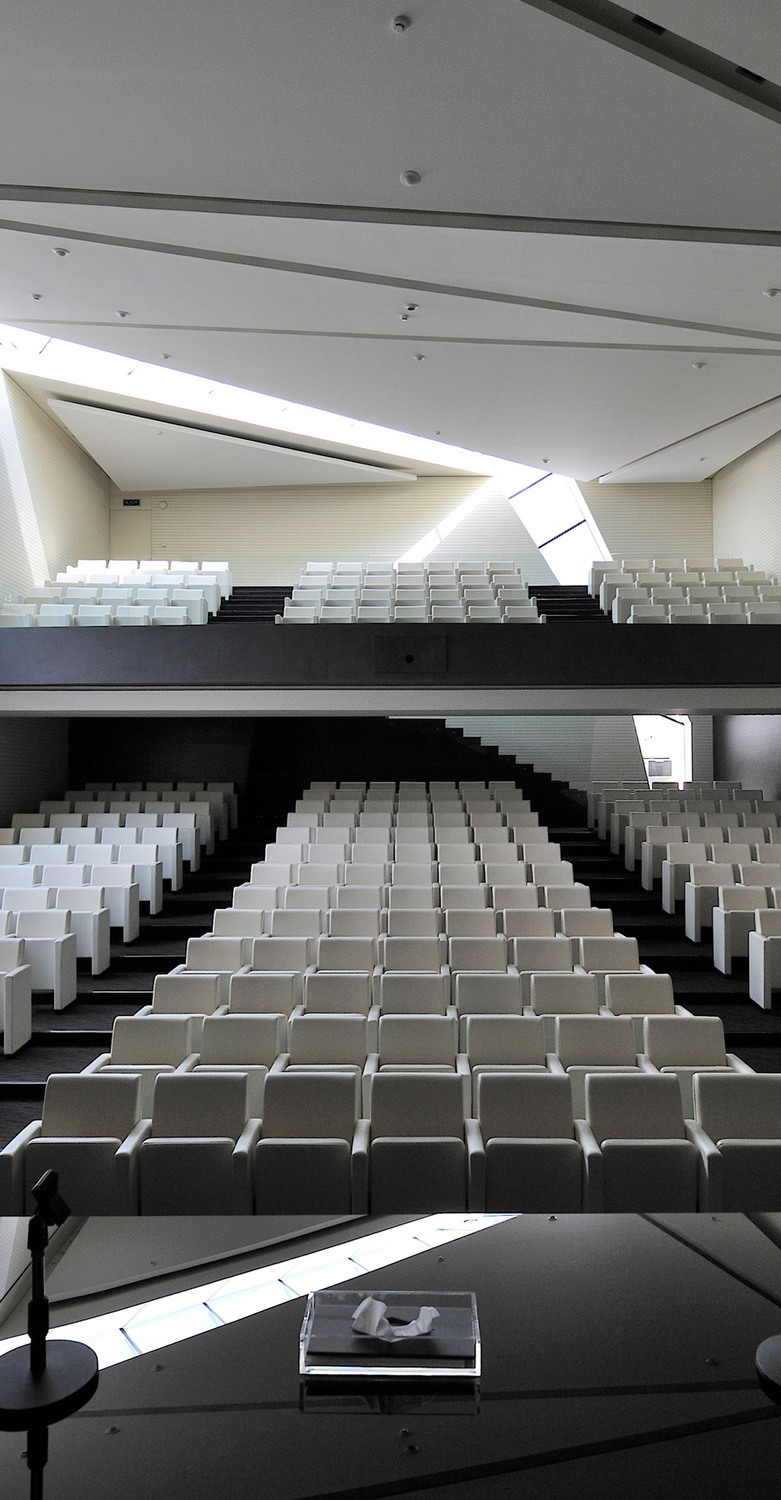 Museum | 扶手椅 Poltrona Frau的Museum扶手椅,手工缝线,经典永恒设计。