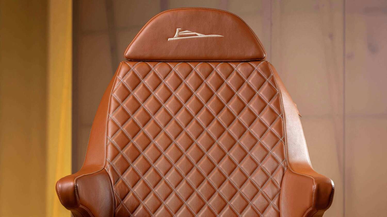 Poltrona Frau Nautheos駕駛座椅，棕色皮革搭配手工菱格縫線，義大利奢華設計，適用於遊艇，細緻工藝與人體工學舒適