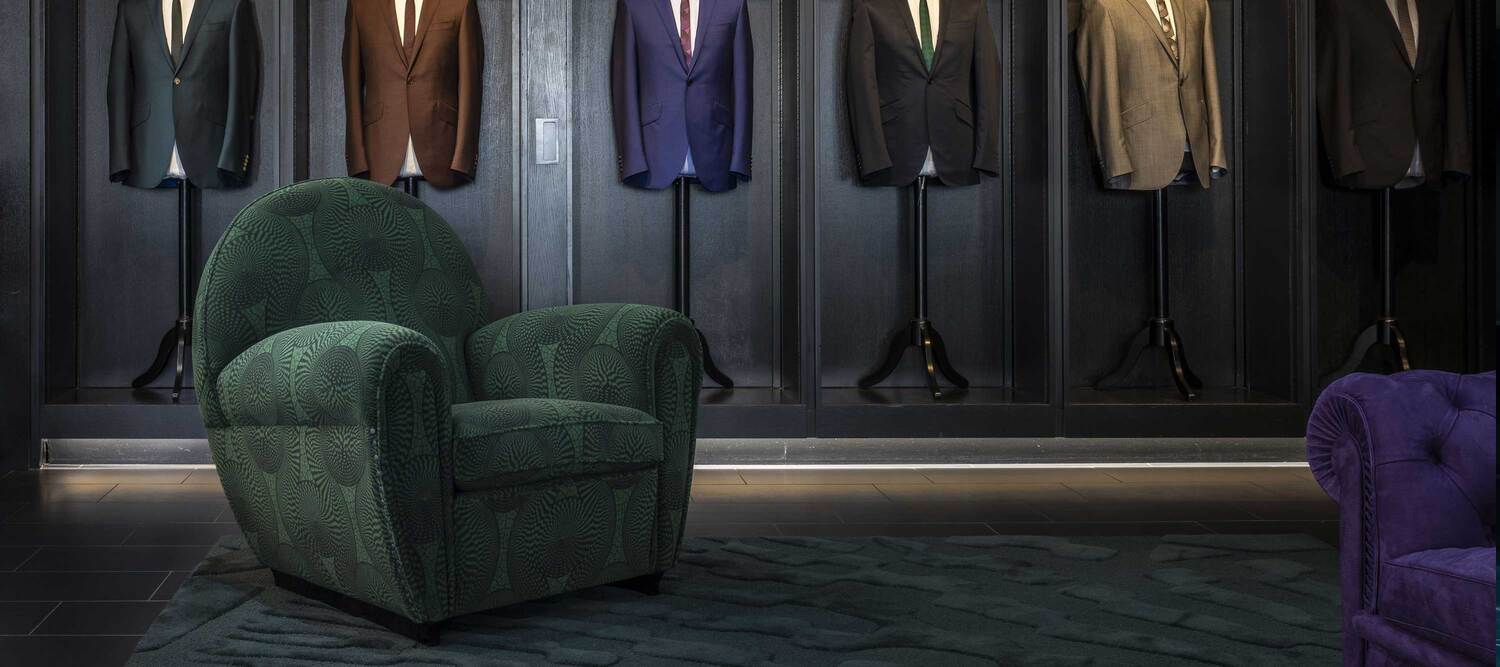 Ozwald Boateng x Poltrona Frau | Vanity Fair XC 系列 Vanity Fair XC OB–X PF扶手椅,来自Ozwald Boateng x Poltrona Frau联名系列,采用Velvet Fabric Tribal包覆,鲜艳底色配深黑图案,意大利奢华设计典范