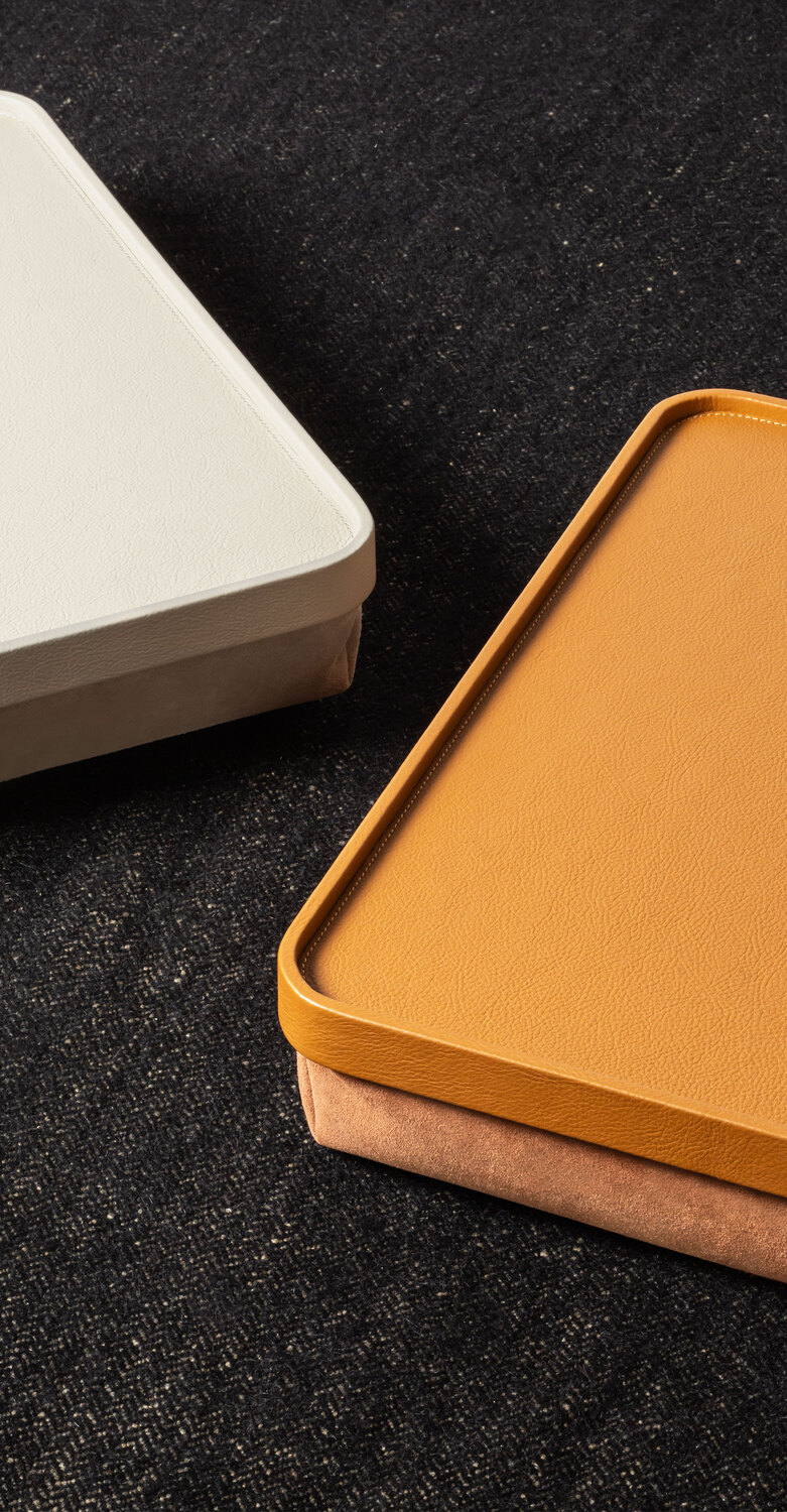 Office collection | 笔记本电脑托盘 Giobagnara x Poltrona Frau笔记本电脑托盘,Pelle Frau®皮革,底部为聚酯球,提供多种颜色,意大利奢华工艺