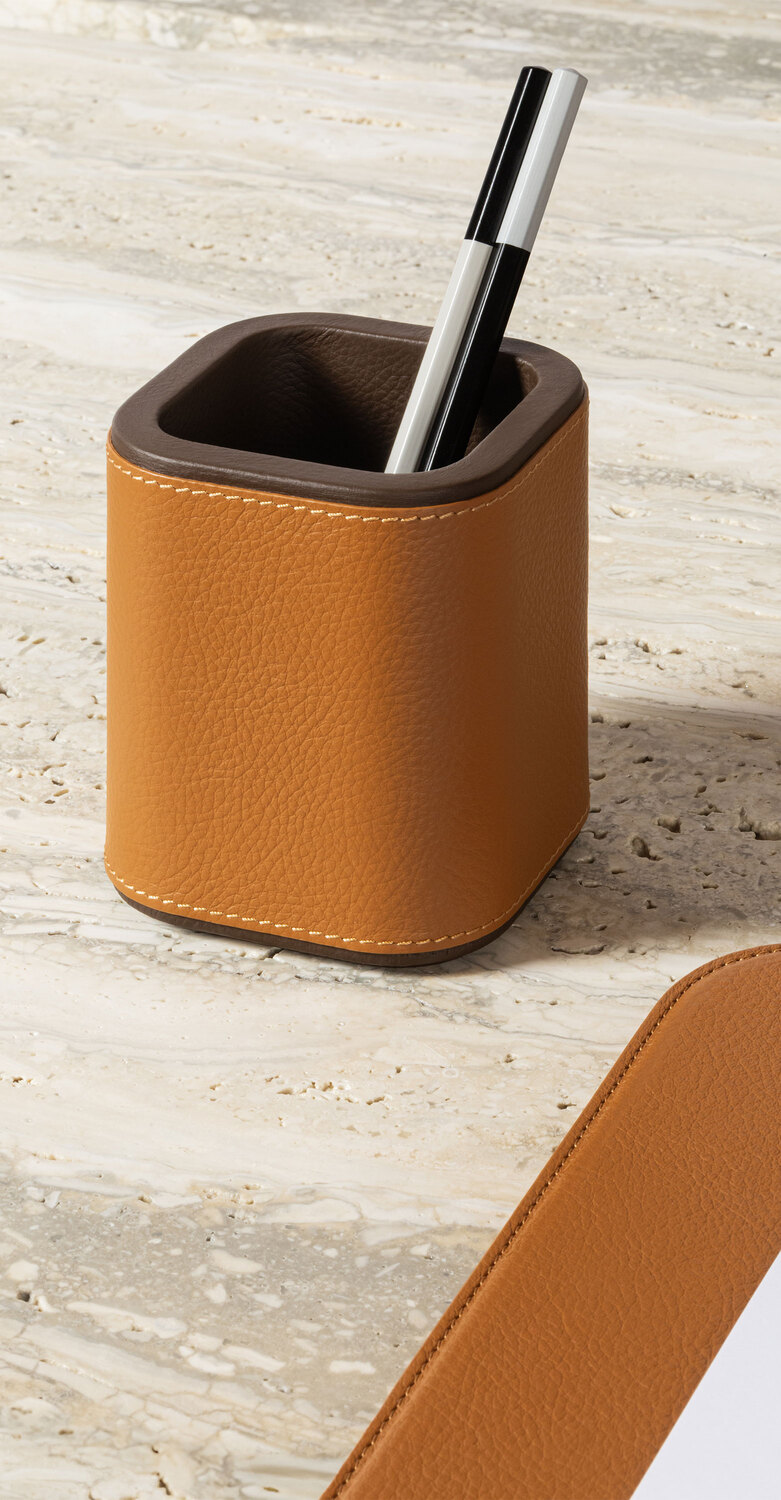 Office collection | 笔筒 Giobagnara x Poltrona Frau笔筒,木质结构覆以柔软Pelle Frau®皮革,方形圆角设计,多色可选,意大利奢华工艺