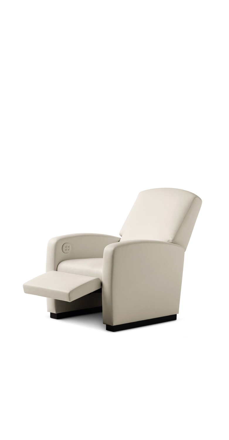 Oliver | 扶手椅 Poltrona Frau 的 Oliver 扶手椅:采用山毛榉与多层杨木结构,配备阻燃填充物、精致缝线,可选木质底座。