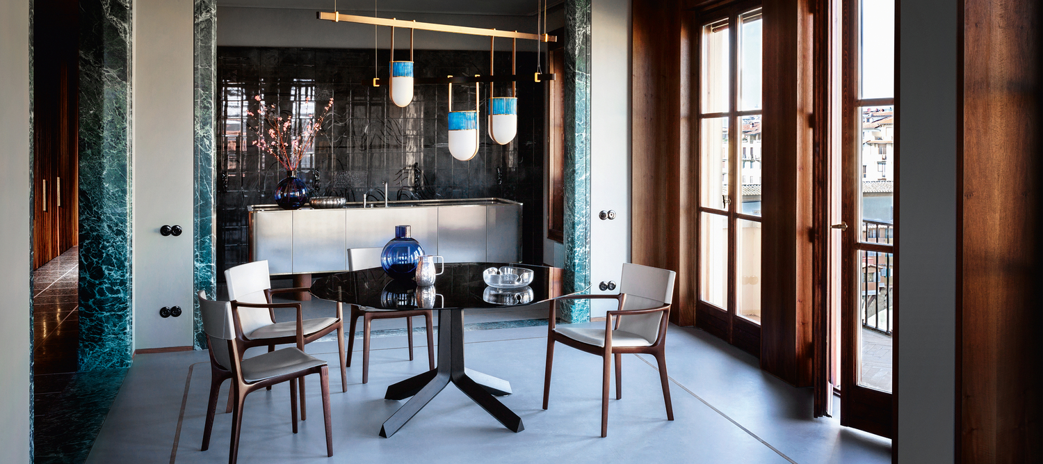 Othello | 圆桌 Poltrona Frau Othello圆桌,雕塑感摩卡色或乌木色白蜡木底座,台面为Fior di Pesco大理石、Calacatta Oro或烟熏玻璃,台面边缘有钻石切割工艺,意大利奢华设计