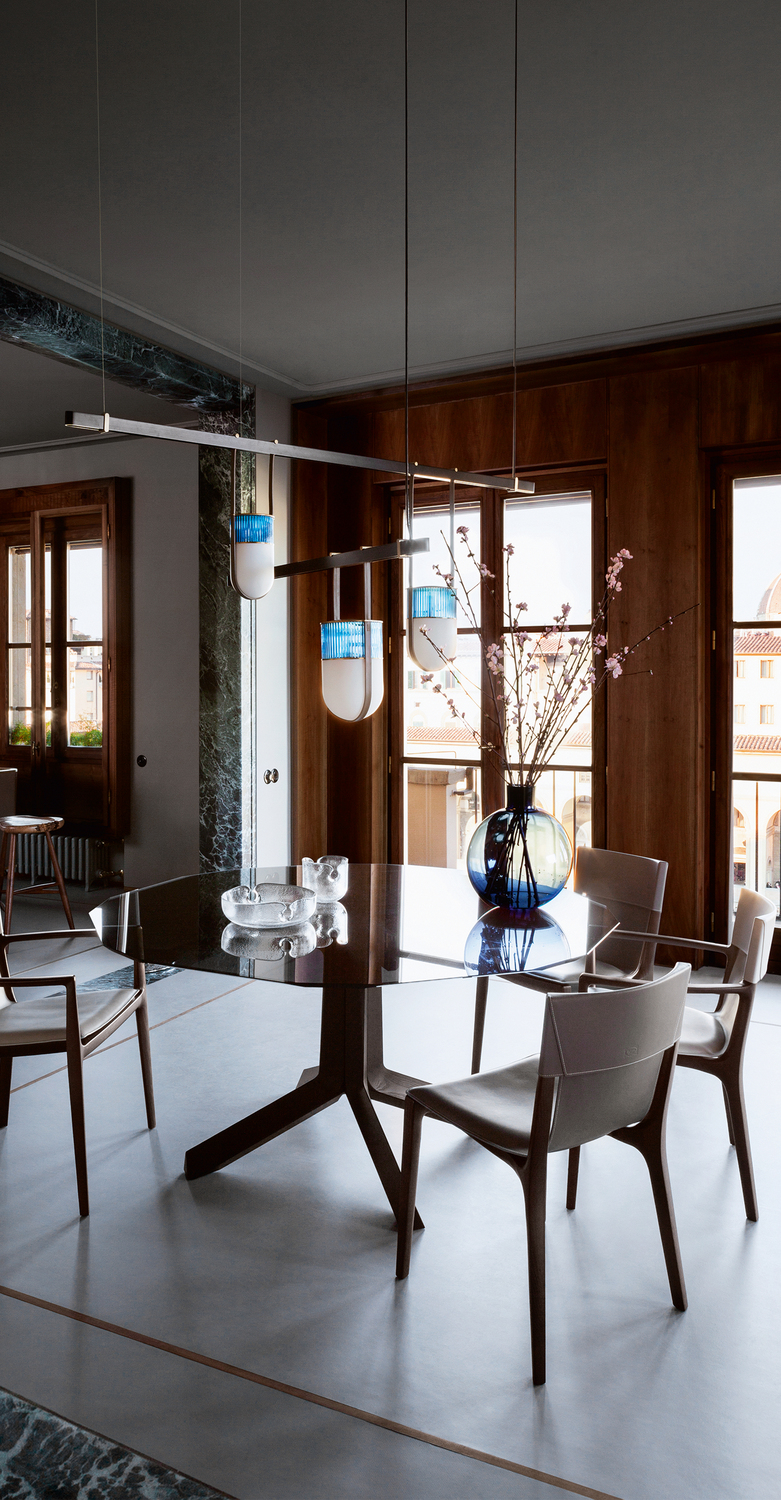 Othello | 圆桌 Poltrona Frau Othello圆桌,雕塑感摩卡色或乌木色白蜡木底座,台面为Fior di Pesco大理石、Calacatta Oro或烟熏玻璃,台面边缘有钻石切割工艺,意大利奢华设计