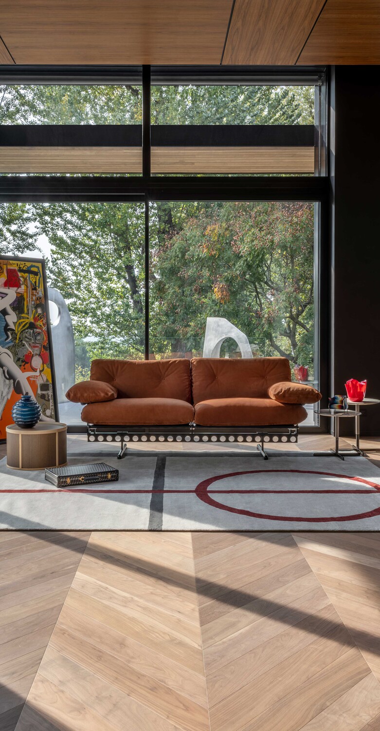 Ouverture | 沙发 Poltrona Frau Ouverture沙发,哑光黑色钢结构,T型主梁与铝制细节,鹅绒填充靠垫,皮革或织物包覆,意大利奢华设计