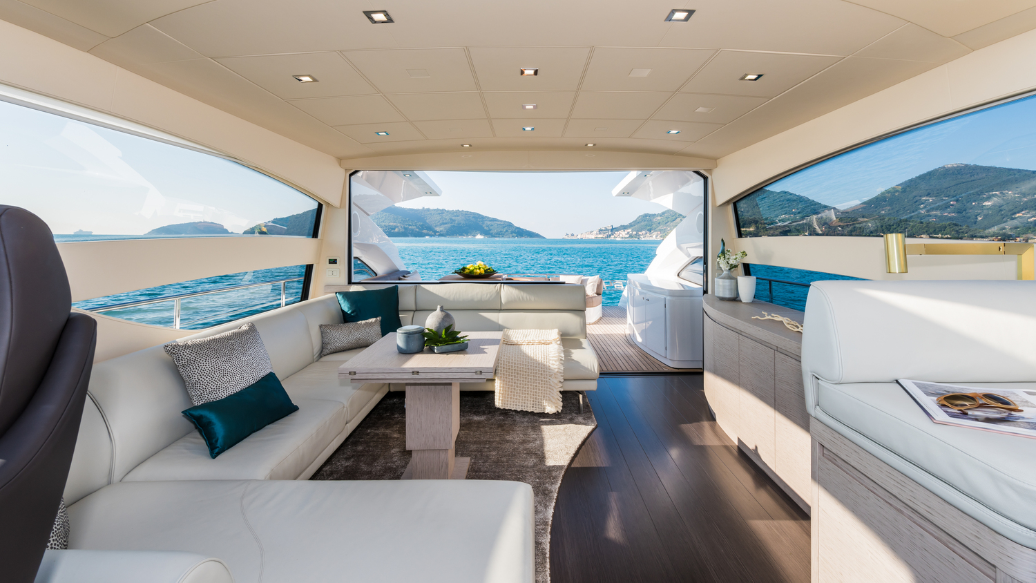 Pershing 64 Poltrona Frau × Pershing 64:融合卓越设计与海上舒适性的定制内饰,诠释航行的奢华与优雅。