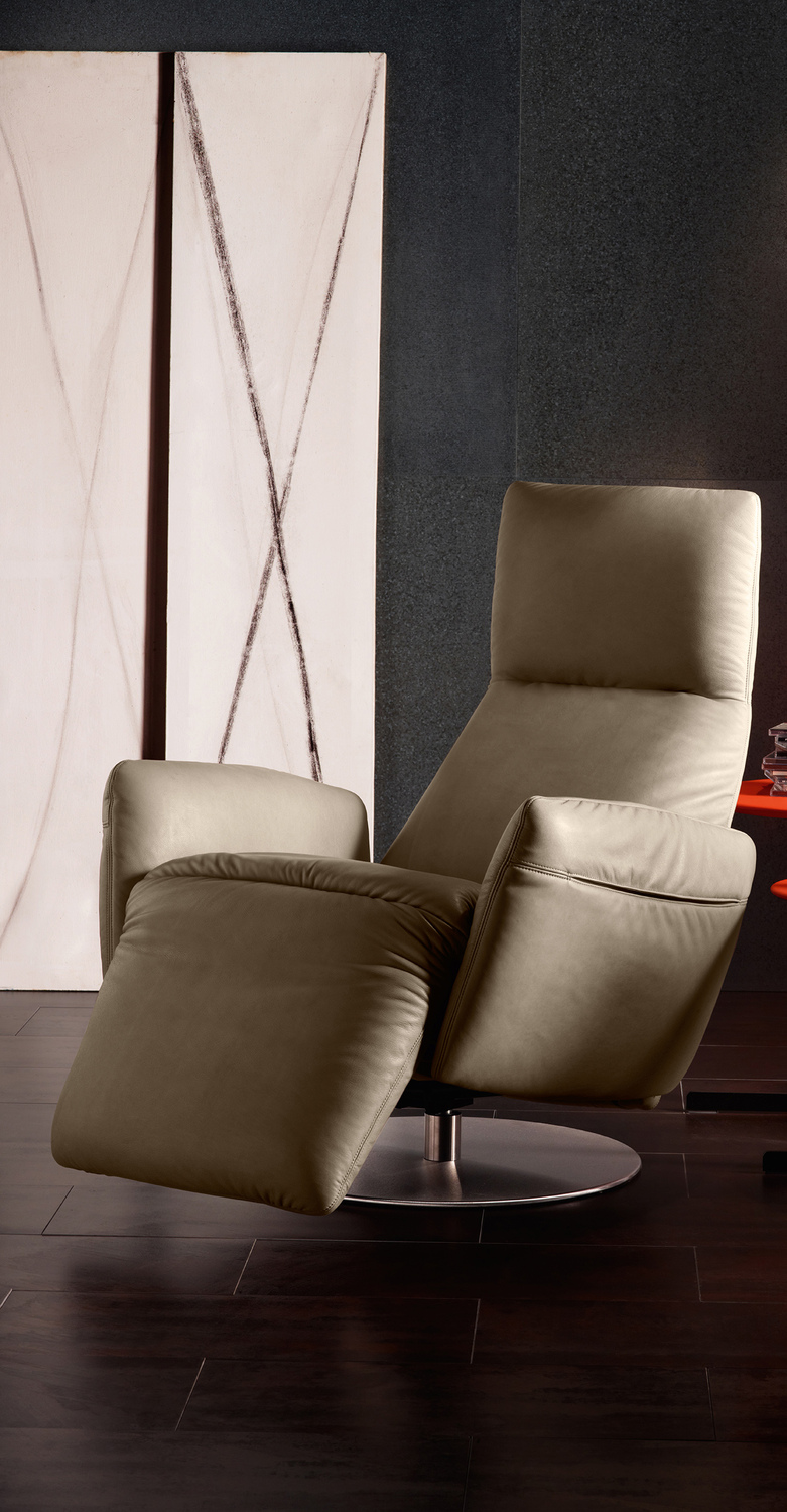 Pillow | 扶手椅 Poltrona Frau Pillow扶手椅,Pelle Frau®皮革,旋转钢底座,可躺舒适,意大利奢华工艺与设计