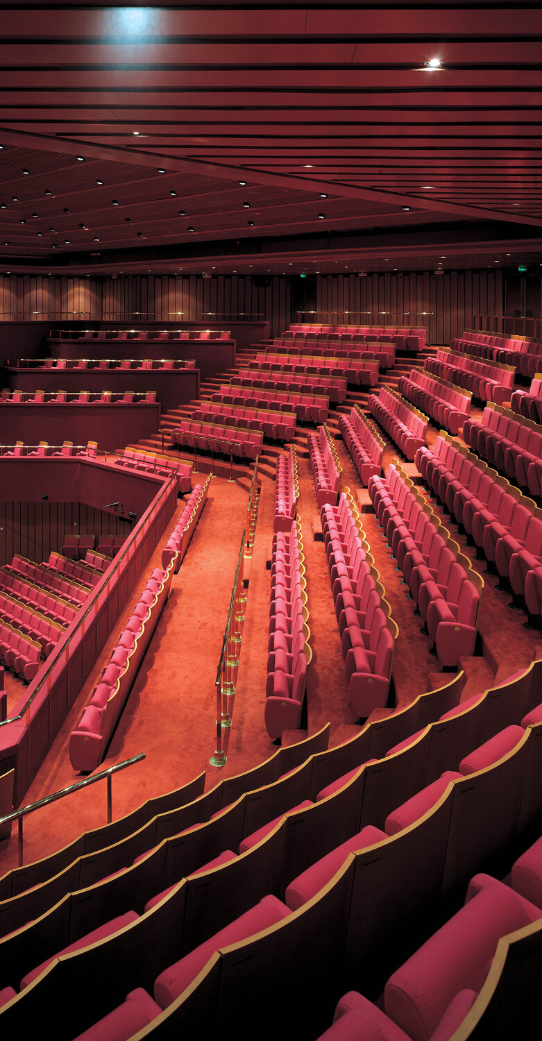 Piti | 扶手椅 Poltrona Frau 的 Piti 扶手椅:优雅的弯木结构,重力翻转座椅,采用 Pelle Frau® 皮革手工包覆。