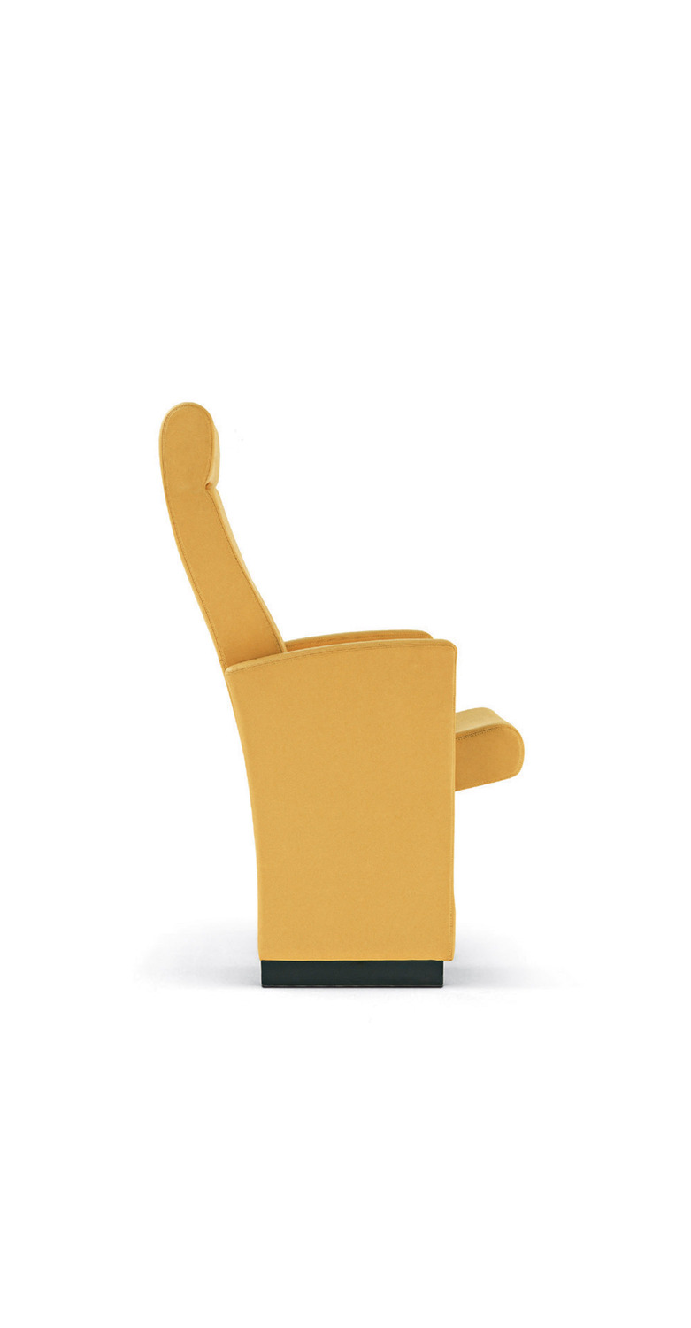 Planetarium | 扶手椅 Poltrona Frau 的 Planetarium 扶手椅:金属与木材混合结构,防变形填充物,并可选配隐藏式书写台。