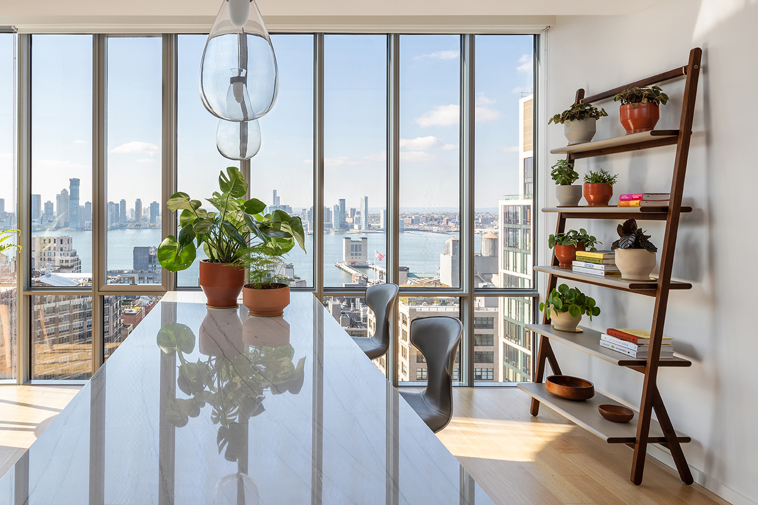 Ren | 书柜 Poltrona Frau Ren 书架,Canaletto 胡桃木和 Saddle Extra 皮革,Neri&Hu 设计,意大利工艺卓越