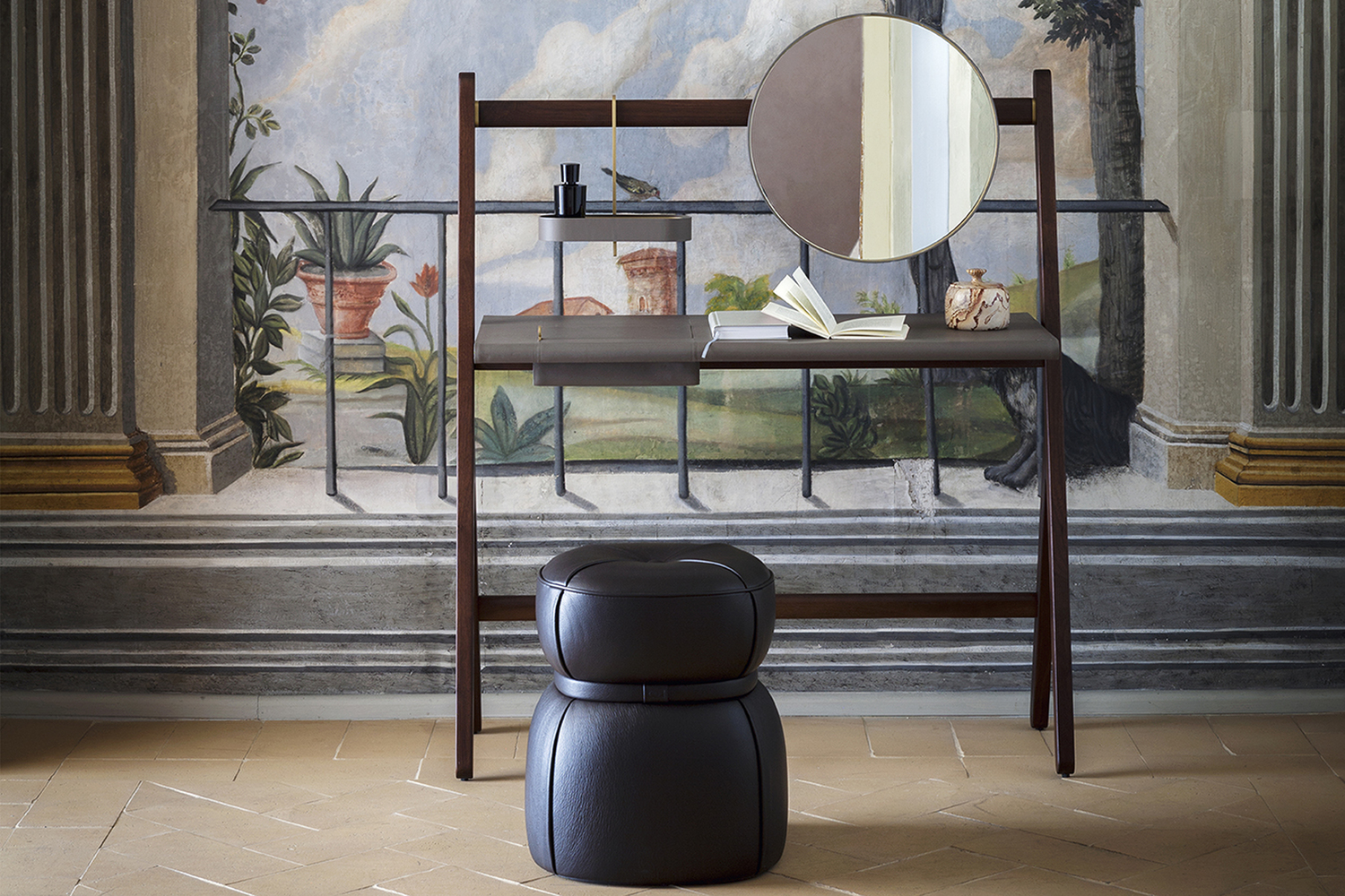 Ren | 梳妆台 Poltrona Frau Ren 梳妆台,圆形镜子,Canaletto 胡桃木和 Saddle Extra 皮革,Neri&Hu 设计,意大利工艺卓越