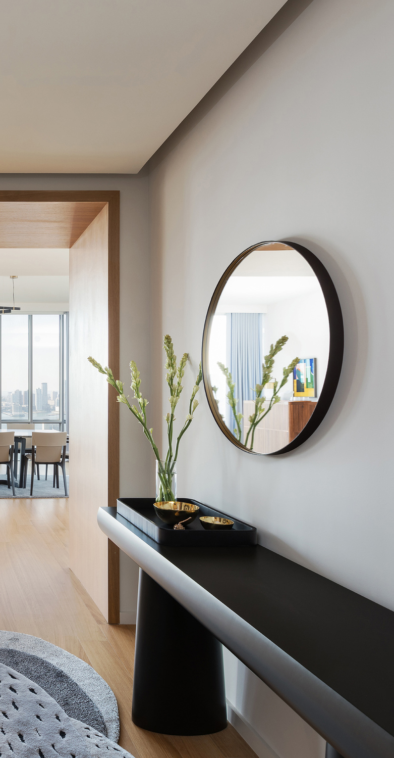 Poltrona Frau Ren 圆形镜，Saddle Extra Talpa 皮革框架，Canaletto 胡桃木背板，Neri&Hu 设计，意大利奢华工艺