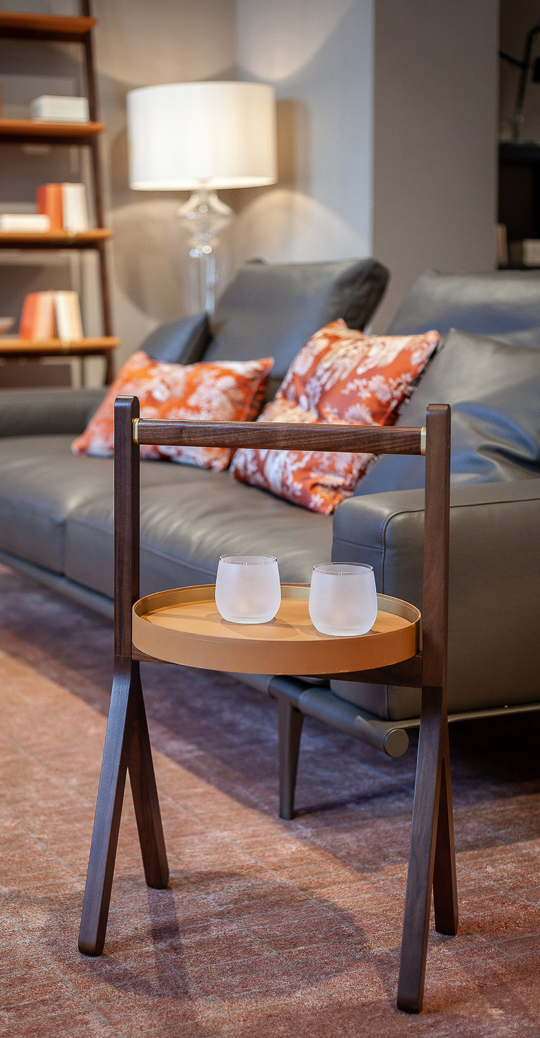 Ren | 小桌 Poltrona Frau的Ren桌,結構優雅,用料上乘。