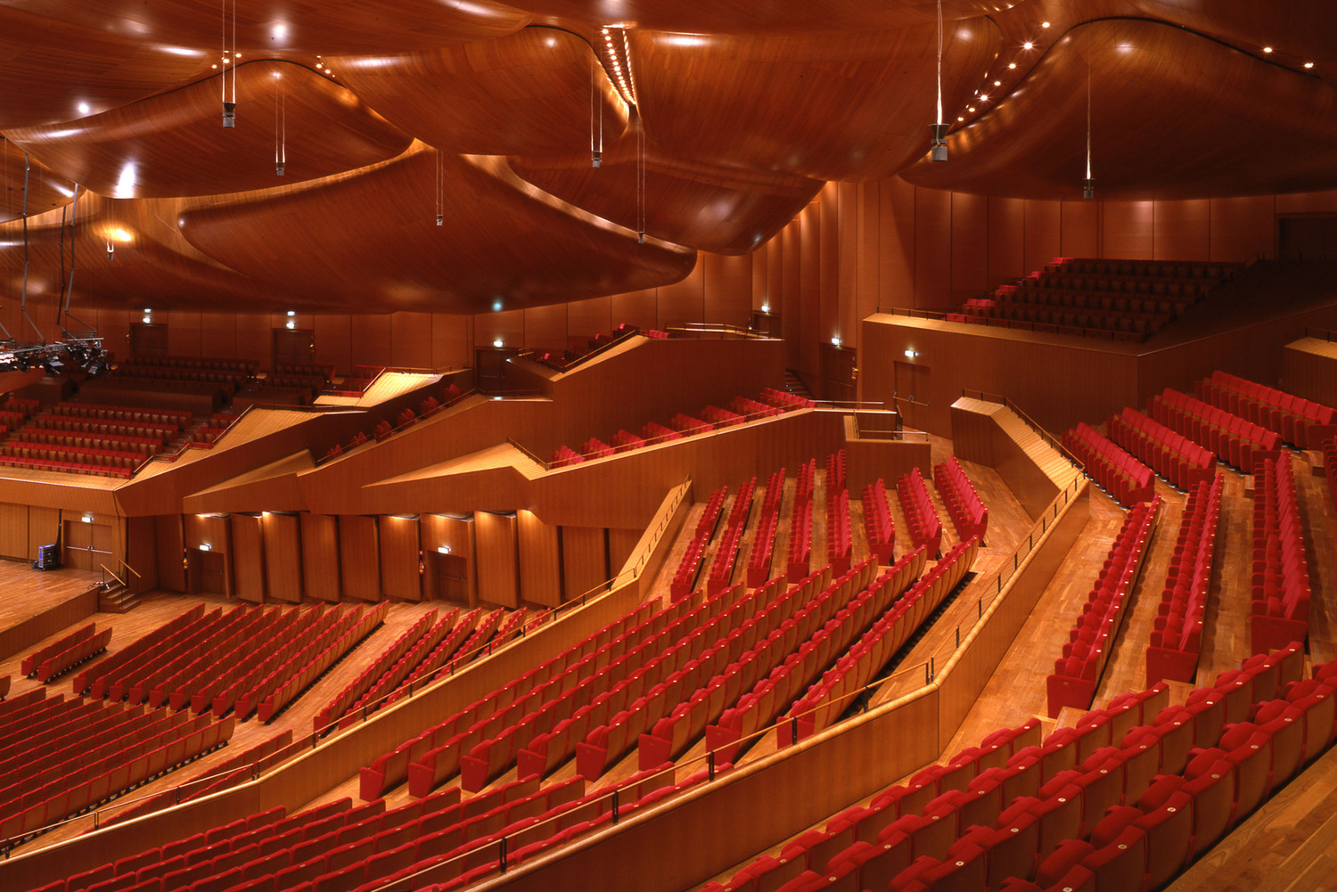 RP01 | 扶手椅 Poltrona Frau 的 RP01 座椅:金属与模压木材混合结构,精致饰面与人体工学舒适度,专为高端空间打造。