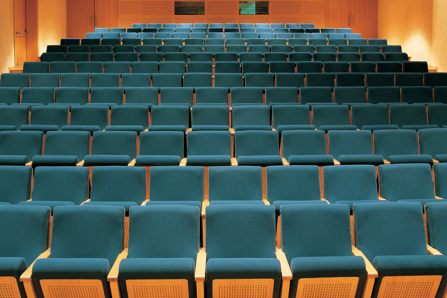 RP02 | 扶手椅 Poltrona Frau 的 RP02 扶手椅:木质结构,配备可折叠座椅,并采用 Pelle Frau® 皮革或织物手工包覆。