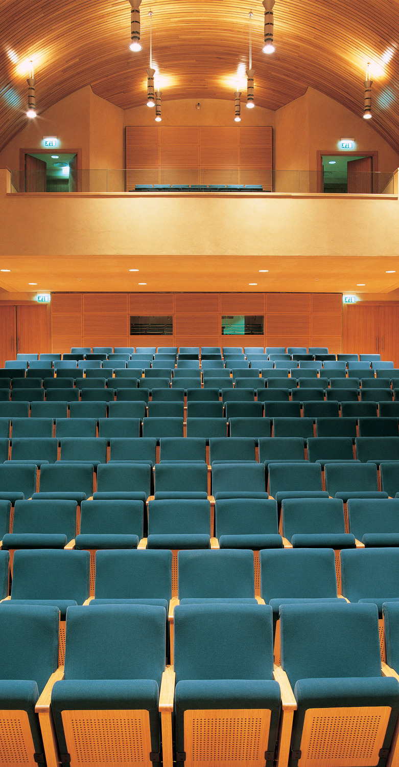 RP02 | 扶手椅 Poltrona Frau 的 RP02 扶手椅:木质结构,配备可折叠座椅,并采用 Pelle Frau® 皮革或织物手工包覆。