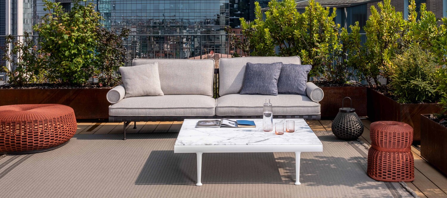 Souvenir d'Italie | 咖啡桌 120x120cm Poltrona Frau Souvenir d’Italie 120x120茶几,Arabescato大理石台面,烤漆铝框,意大利奢华设计