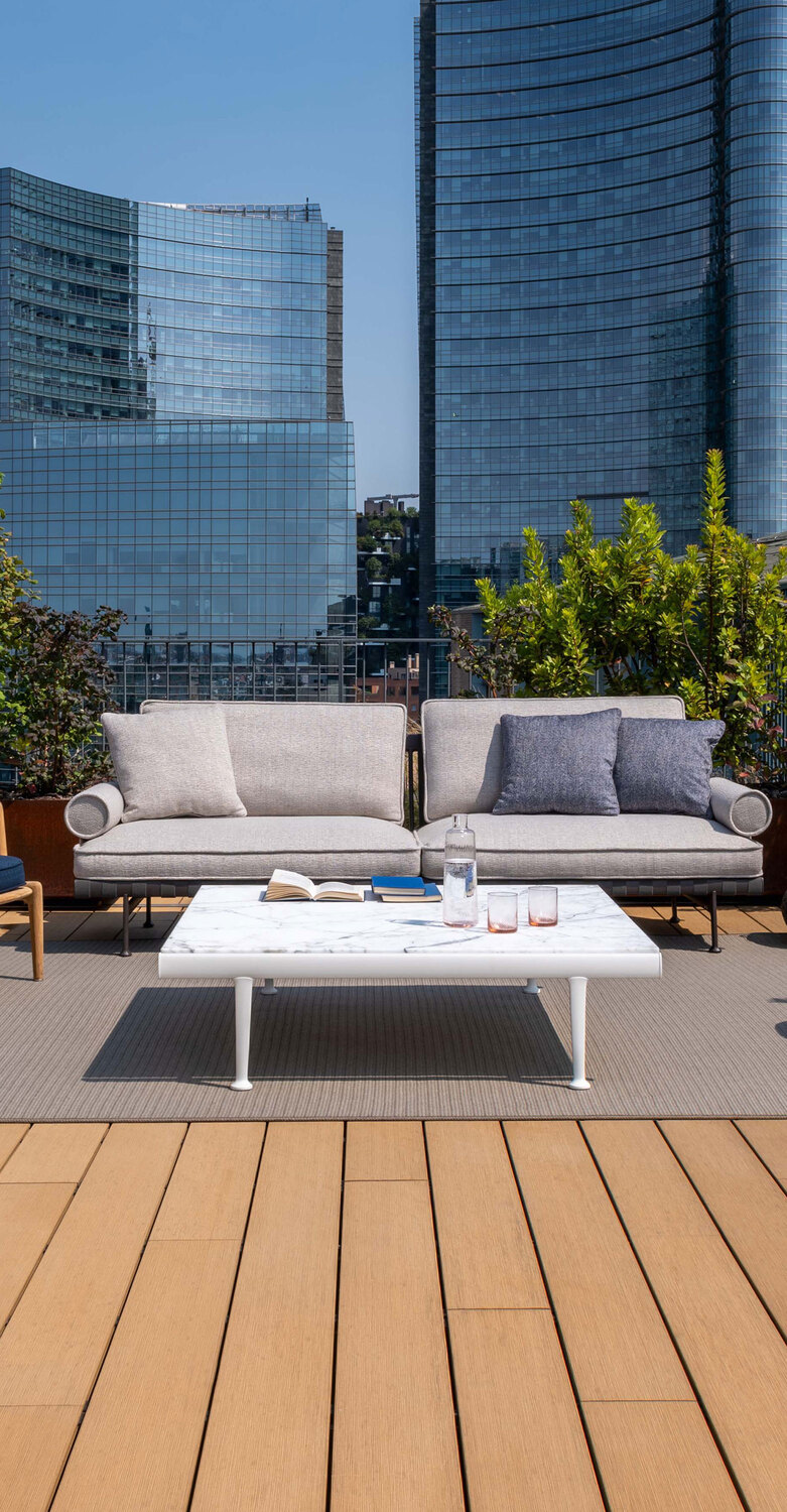 Souvenir d'Italie | 咖啡桌 120x120cm Poltrona Frau Souvenir d’Italie 120x120茶几,Arabescato大理石台面,烤漆铝框,意大利奢华设计